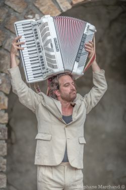 Evènement MANGE LA VIE AVEC LES DOIGTS le 13/06/2026 à 20:30 - Lieu :  Théâtre de la Carrosserie Mesnier 18200 Saint Amand Montrond